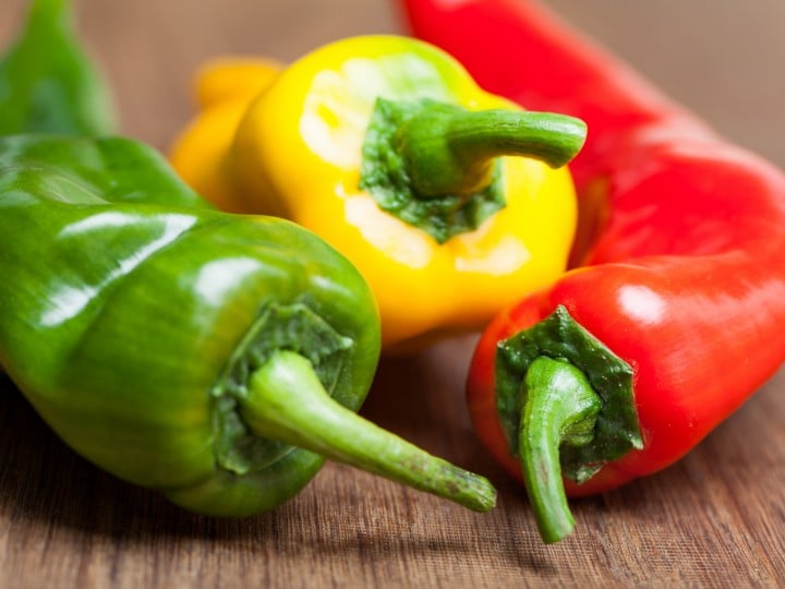 Paprika, bunte, bunt, Gemüse, Holzbrett, Lebensmittel, Nahaufnahme, Essen, Hintergrund, Holz, Spitzpaprika, grün, Brett, roter, stehend, mehrere, Farben, schön, Details, rot, Schaubild, gelb, biologisch, zusammen, natürlich, nebeneinander, Paprikas, Ausschnitt, Schote, freigestellt, Nahrung, grüner, daneben, drei, gelber, Natur, Detail, trokolor, lang, länglich, nahe, Paprikaschote, isoliert, Trikolore, Gesund, frisch, Bild, spitz, 3, rote