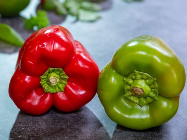 Grüne und Rote Paprika, Frisches Gartengemüse im Hintergrund  