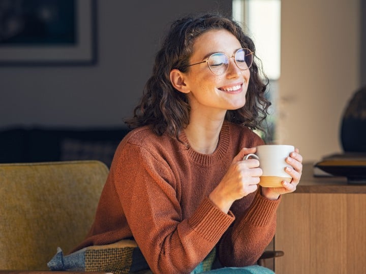 Frau mit Tasse in der Hand
