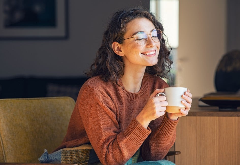Frau mit Tasse in der Hand