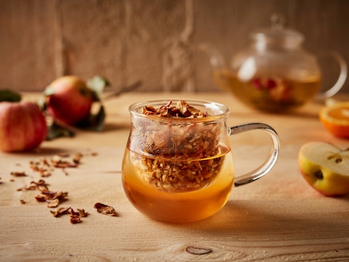 Früchtetee mit frischen Äpfeln