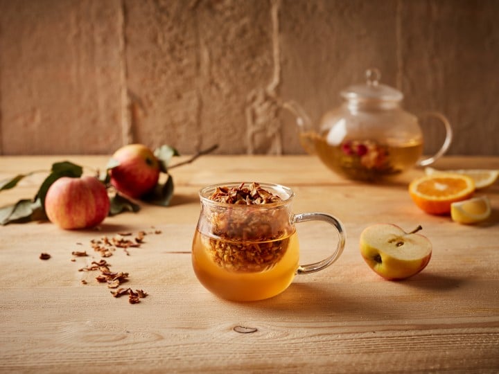 Früchtetee mit frischen Äpfeln