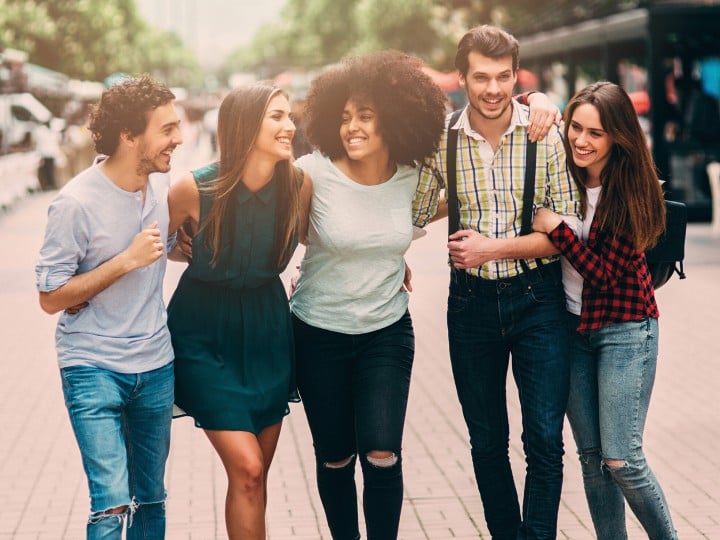 gruppe junger urbaner Leute 
