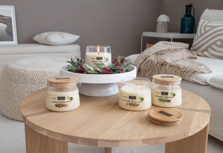 Cara Home Kerzen, dekoriert auf einem kleinen Tisch im Wohnzimmer