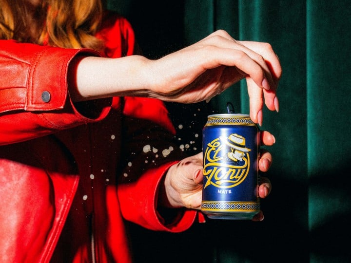 El Tony Mate Dose wird geöffnet 