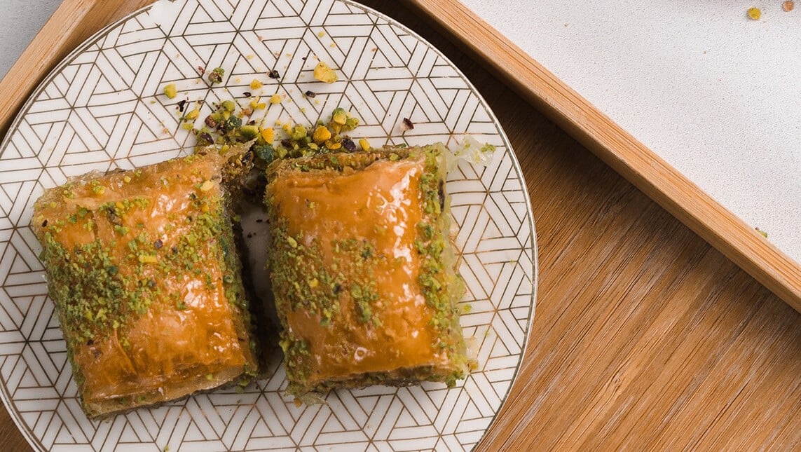 Baklave von Hana sweets auf Teller und Holzbrett