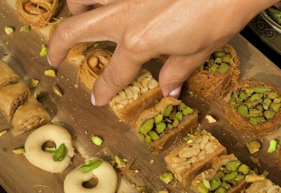 verschiedene Baklava Sorten auf Holzbrett