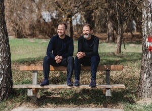 hermann.bio Gründer sitzen auf ein Bank im Park