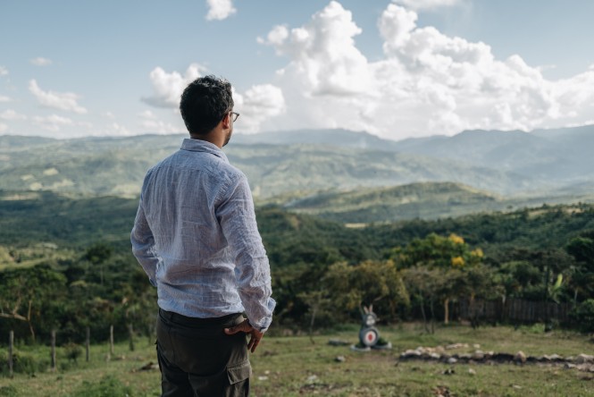 koawach gründer blickt über die Landschaft in Peru