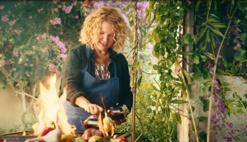 Haya Molcho, Gründerin von NENI beim Kochen im Garten