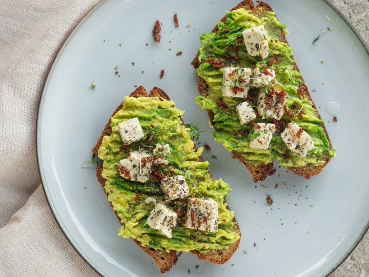 Unser Sojahaus, 2 Avocado Brote mit Tofu auf einem Teller