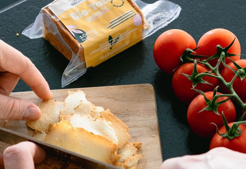 Unser Sojahaus Produktbild, Tofu mit Tomaten garniert