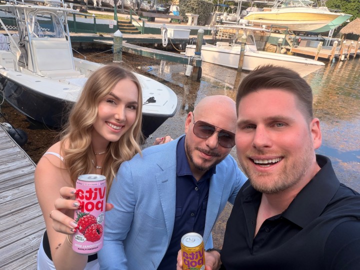 Bild von den Vitapop Gründern mit Pitbull dem Sänger in einem kleinen Hafen