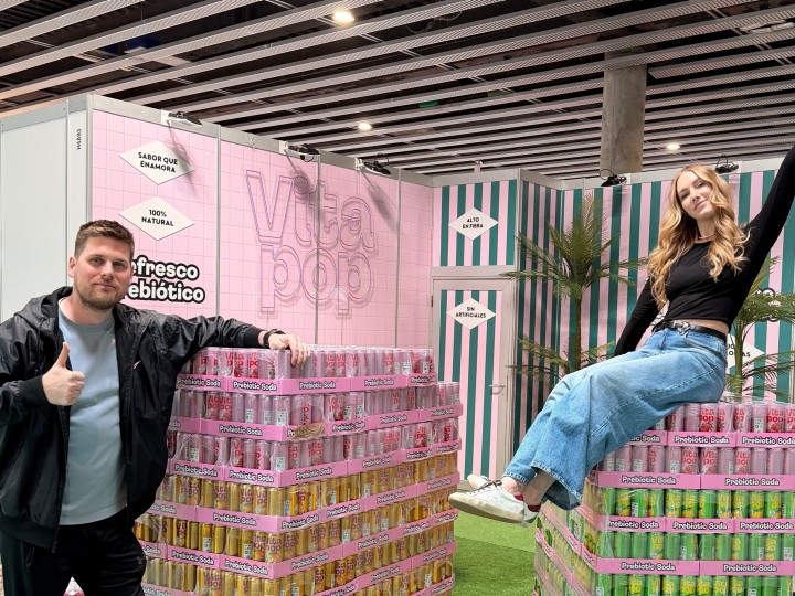 Vitapop Gründer mit Paletten von Vitapop Drinks