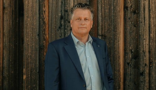 Geschäftsführer Thomas Podsednik vor einer Holzwand