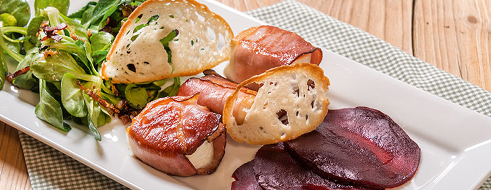 Ziegenkäse im Speckmantel auf Vogerlsalat mit Speckdressing und Rote ...